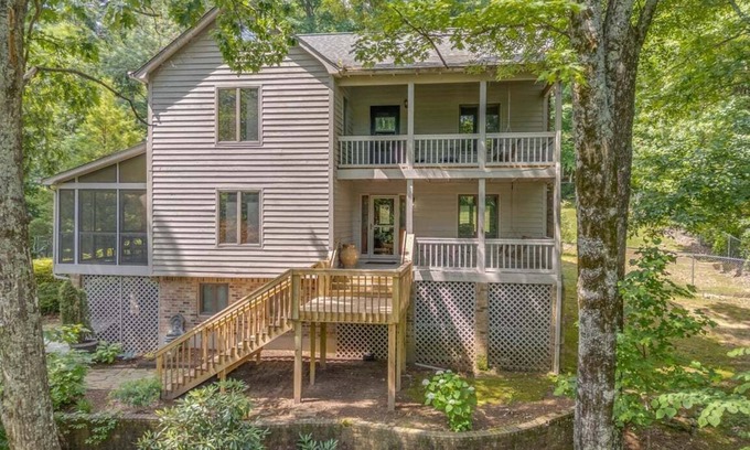 Lynn House | Mountain Music | Pet-Friendly Home with Lake Access and Game Room