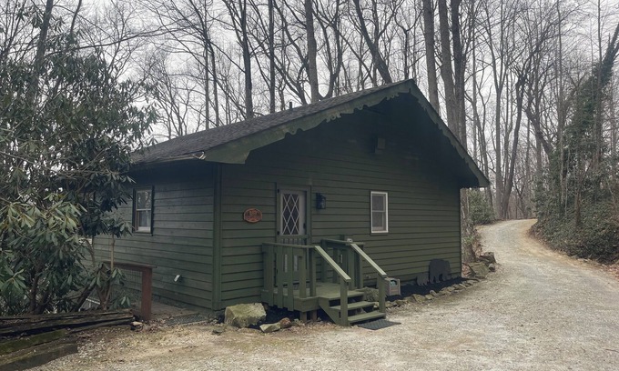 Sky Valley Cabin | Mountain Resort Cabin with outdoor gas firepit, and mountain stream!