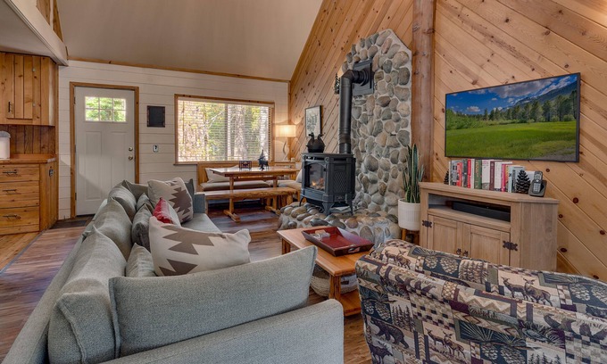 Tahoma Cabin | Mountain Treasure: 2 BR, 2 BA Cabin/Bungalow in Tahoma, Sleeps 6