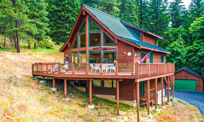 Cle Elum Cabin | Mountain-view cabin with game room, hot tub and spacious deck