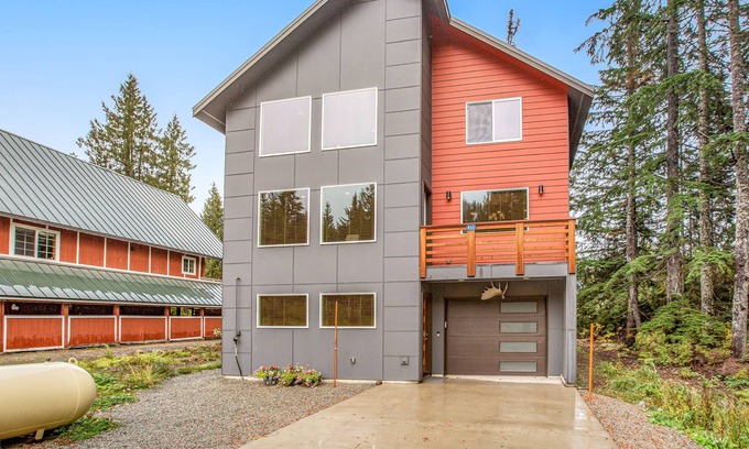 Hyak House | Mountain view home near lifts with fireplace, washer/dryer, balcony & jetted tub