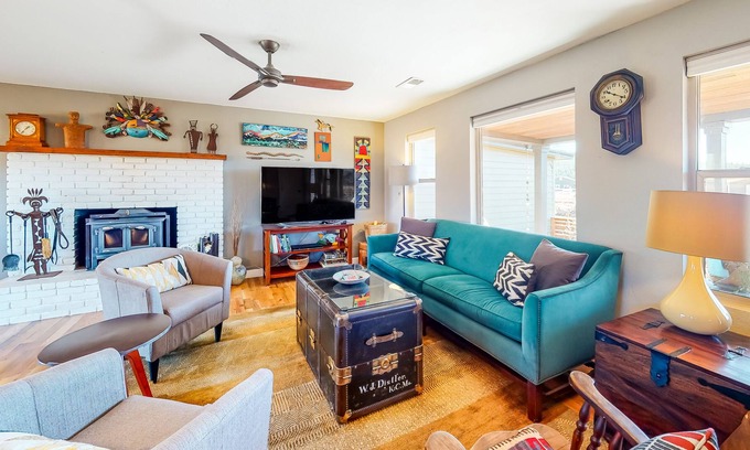 Fort Valley House | Mountain-view home with firepit, large dog-friendly yard, full kitchen & grill