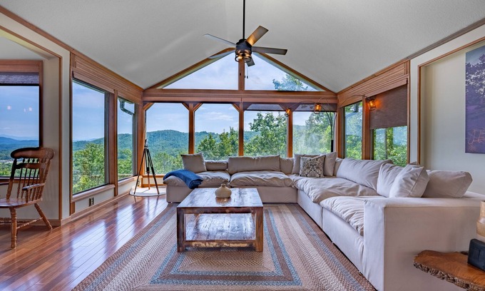 Murphy Cabin | Mountain View/Jacuzzi/Fire pit/Close to Downtown. Pet Friendly!