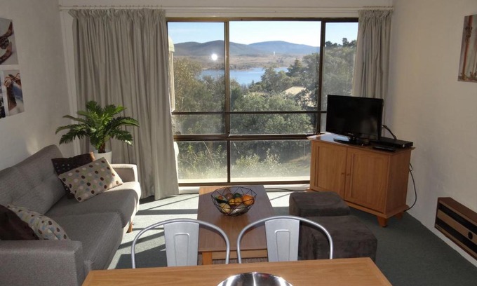 Jindabyne Apartment | Mountain View, Kirwan 9