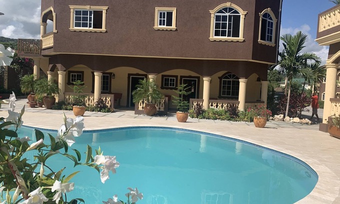Runaway Bay Apartment | Mountain View Two Bedroom Apartment with En-Suite, Open Kitchen and Living Room