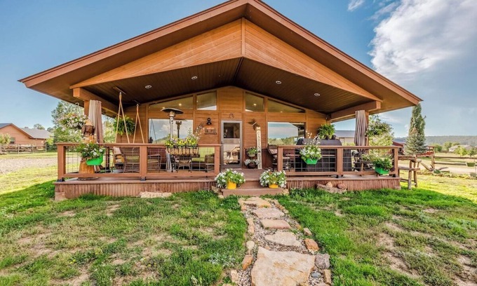 Lake Hatcher Park Cabin | Mountain Views! Cozy, Modern Home in Great Location