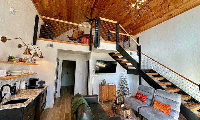 Gatlinburg - Pigeon Forge Cottage | Mountain Views & Discounts!