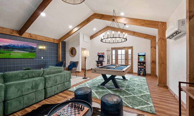 Gatlinburg Ski Chalet | Mountain Views/Game Room/Theatre Room/Jacuzzi/Fire Pit/10mins to downtown Gburg