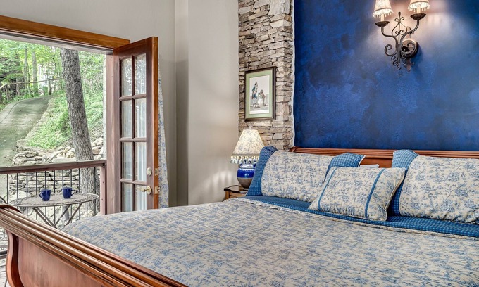 Townsend Hotel | Mountain Views | King Bed | Private Deck