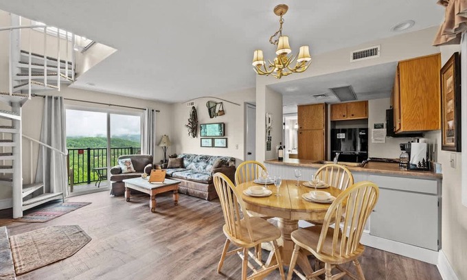 Gatlinburg - Pigeon Forge Apartment | Mountain Views Sleeps 6 Heated Pool Hot Tub