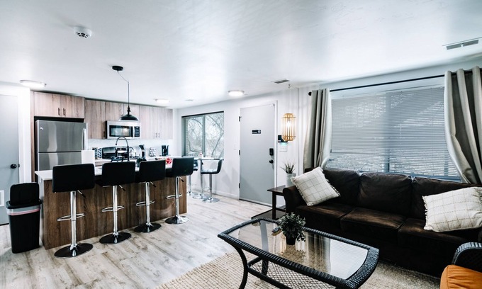 Downtown Salt Lake City Apartment | Mr. 6 Center: Entire rental unit in Salt Lake City, Utah 2 Bed 1 Bath