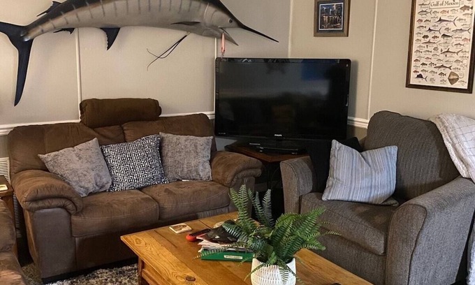Venice House | Ms. Lou Houseboat in Venice, LA - Coast & Canyon Outfitters