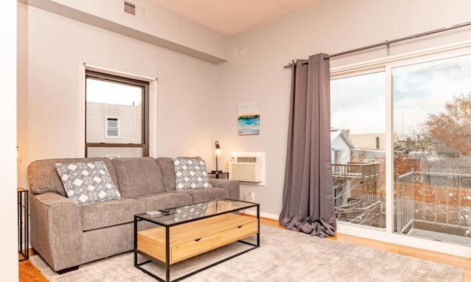 Mount Adams Apartment | Mt Adams 1BR Great Location Steps from Monastery