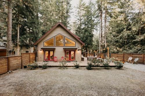 Glacier House | Mt Baker Rim Cabin 24 - Hot Tub, WIFI, Air Conditioning, Sleeps 8