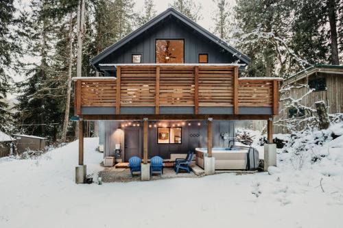 Glacier House | Mt Baker Rim Cabin 50 with WIFI, Hot Tub and Air Conditioning