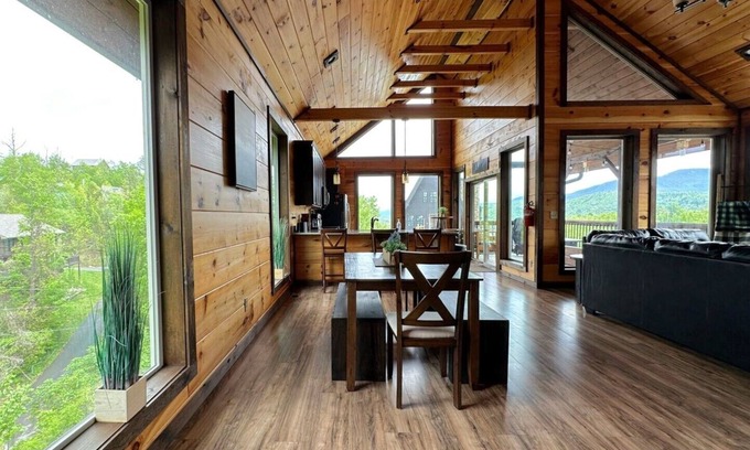 Chalet Village North Cabin | ⛰️🌲Mt View, Close to Parkway, SLPS 8, 3Bd 3Ba, Game Room! Hot Tub🌲⛰️