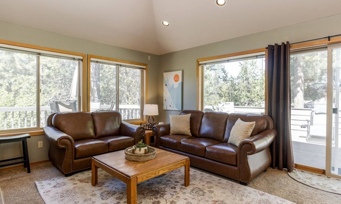 Deer Park House | MTRO02 - 3 Suites, AC, Hot Tub, Games Galore