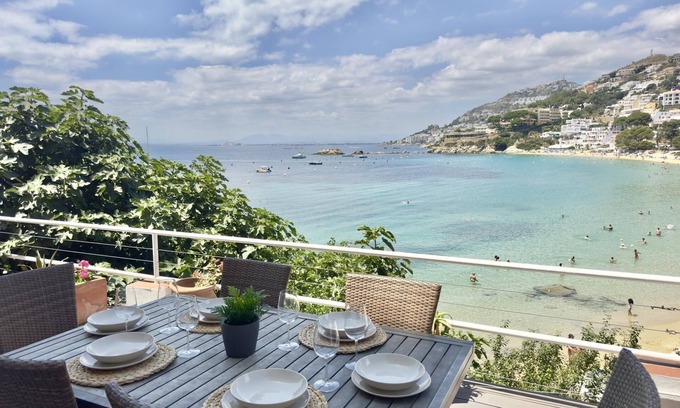 Almadraba-Canyelles Apartment | MTT. Stunning seaviews and access to the beach in Almadraba