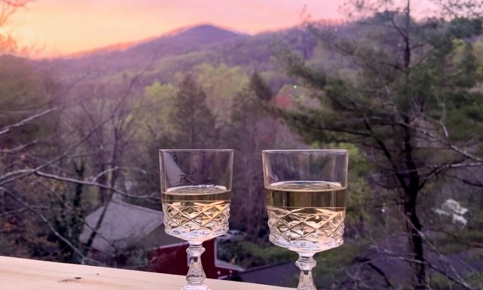 Boone Ski Chalet | MtView TheaterGameRm Heated Floors Fire-pit Playground Tennis and Basketball