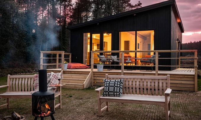 Dwyran Cottage | MURMUR Y COED, pet friendly, character holiday cottage in Newborough