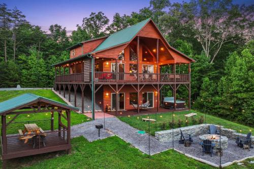 Unaka House | Murphy Cabin with Hot Tub, Fire Pit and Mountain Views