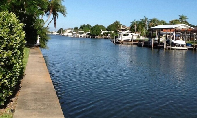 Anona House | Music On The Sea ~waterfront Home~private Pool~ Minutes to Beach