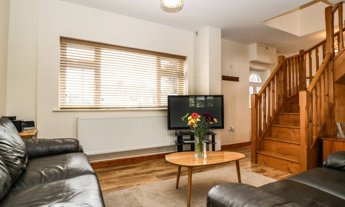 Midsomer Norton Cottage | MUSKOKA LODGE, family friendly, with a garden in Midsomer Norton