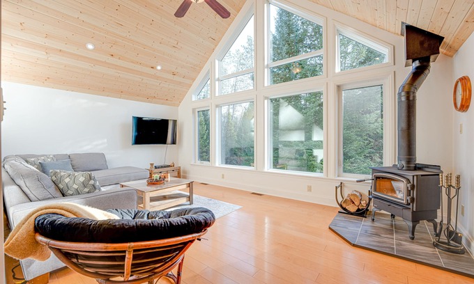 Bracebridge Cottage | Muskoka Vibe Riverfront Retreat w hot tub/Game Rm