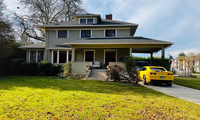 Central Oregon Other | n5 Bedroom Historic Home w/Gated Parking