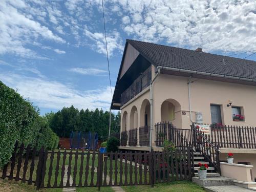 Balatonlelle Apartment | Nagcsaládos Rózsa Apartman