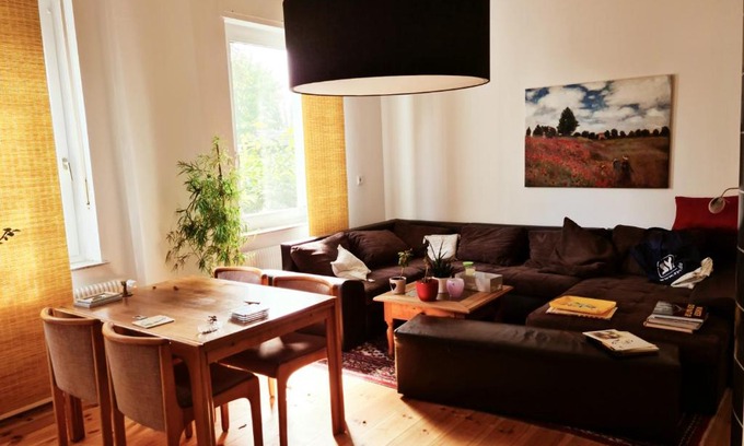 Oberhausen Apartment | Nana-EG-80m2 sanierter Altbau-Parkplatz-kleiner Garten-WLAN-NETFLIX-2Zimmer-Küche-Dusche-Wanne-Waschmaschine