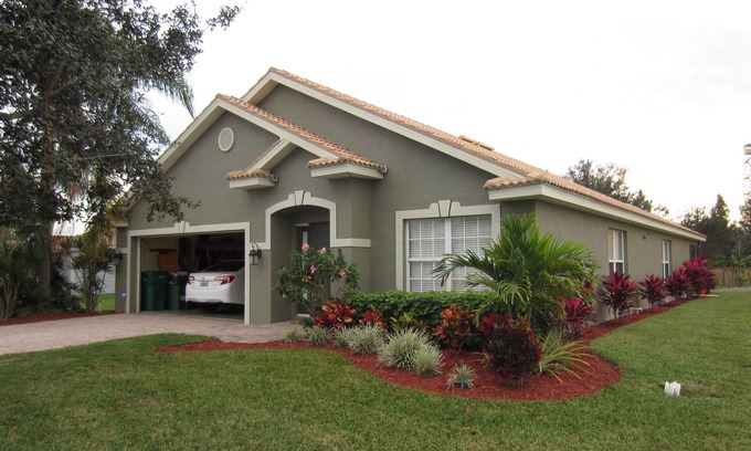 Valencia Lakes House | Naples Pool house next to golf course