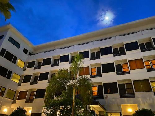 Chai Badan Hotel | Naraigrand Hotel (โรงแรมนารายณ์แกรนด์)