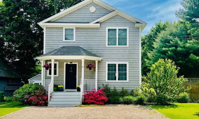 South Kingstown House | NARROW RIVER GEM: Kayaks, Mins to Gansett Beach, Central AC, Boat Ramp, LOCATION