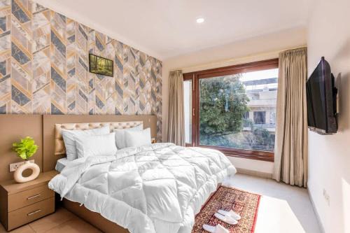 Sector 40 Apartment | Nature-inspired luxury 1 BHK