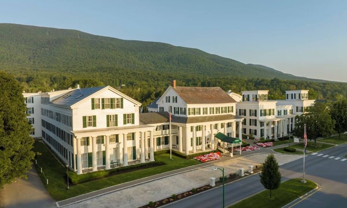 Manchester Hotel | Nature Retreat: Plush 3BR Stay w/Spectacular Views w/Balcony | Pool | Spa
