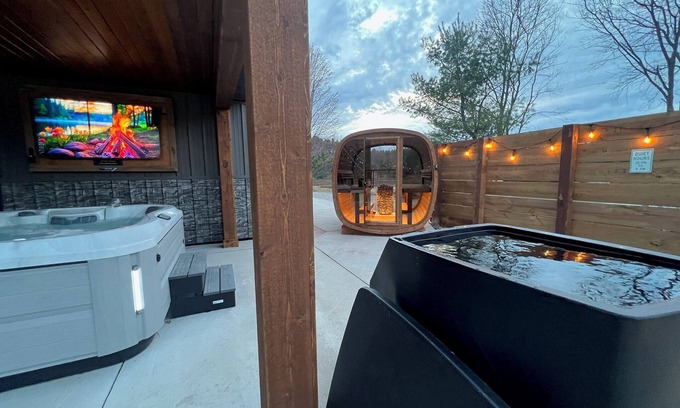 Traverse City Cabin | Nature's Ridge TC | Pickleball Lodge Retreat Home
