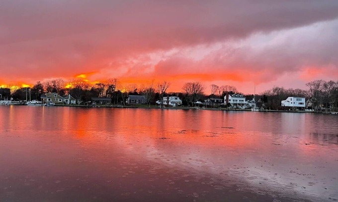 Center Moriches House | nCozy, serene waterfront 3- br cottage Walk to beach, minutes to Both L.I. Forks