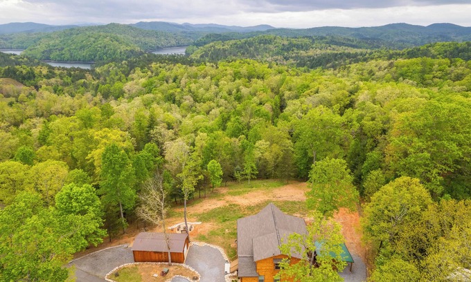 Murphy Ski Chalet | nDiscover Your Perfect Getaway: Where Furry Friends and Foodies Feel at Home!