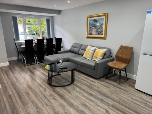 Quinton Apartment | Near Birmingham - Stylish and Peaceful - Private Parking