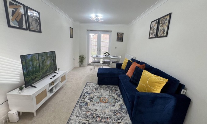 Cradley House | Near City - 3BR - 2 Bath - Sleeps 9 - Parking