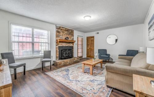 Memphis House | Near Dining & Shopping-Tranquility on Tulip Tree