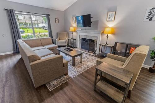 Savannah House | Near Downtown, Parks, Dining! Laid-Back on Leghorn