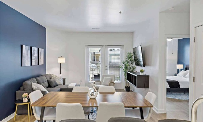 Cherry Apartment | Near DT & CPCC Lynx | Pool, Gym, W/D, Parking,