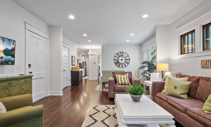 Union Park Apartment | Near hospitals, colleges, event centers! New king bed, love pets & free parking!