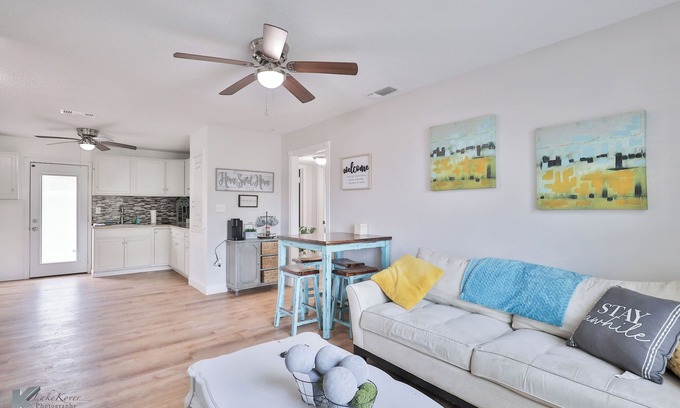 Abilene House | Near HSU, ACU & Hendrick ~ Clean ~ Charming Cottage ~ New Discounts ~ Pets