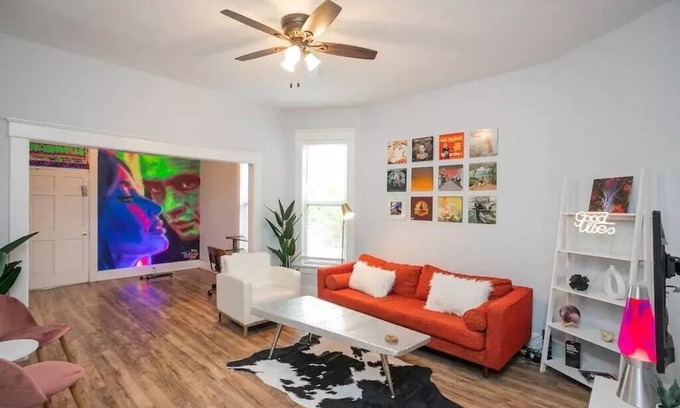 McFerrin Park House | Neon Nashville! 5 min to Broadway Walk 2 dining!