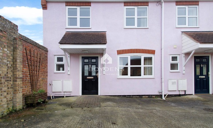 Frinton-on-Sea House | Nestled in the heart of Frinton on Sea is this terraced mews cottage offering open plan living