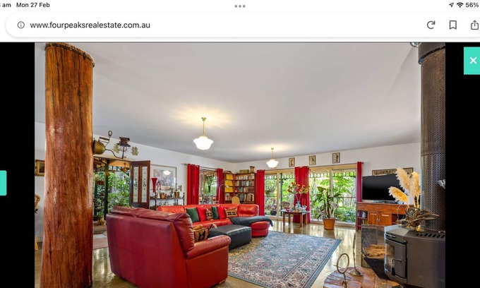Tawonga South Apartment | Neverinn downstairs is in the heart of town, close to all your needs