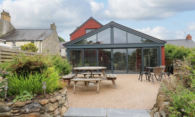 Newport Cottage | NEVERN HOUSE, family friendly in Newport, Pembrokeshire